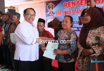 Bupati Blitar Rijanto Bagikan Sertifikat Tanah PTSL Pada Warga Desa Birowo Kecamatan Binangun Secara Simbolis 