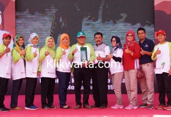 Plt Wali Kota Blitar Santoso Foto Bersama Usai Menerima Penghargaan 