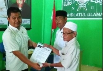Rais Syuri'yah PCNU Aceh Singkil Ust. Abd. Salam Ak didampingi pengurus lainnya menyerahkan SK penunjukan sebagai Ketua Lazis NU setempat kepada Mustafa Naibaho di Singkil.
