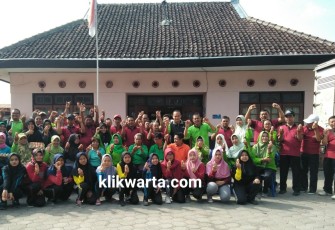Peserta aksi makan telur bersama di halaman Laboratorium Disnakkan Pemkab Blitar