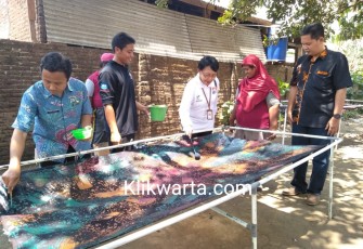 Kepala Balai Besar Rahabilitasi Sosial Penyandang Disabilitas Intelektual 'Kartini' Temanggung Kementerian Sosial Murhardjani Mencoba Membatik Batik Ciprat di Rumah Kinasih 