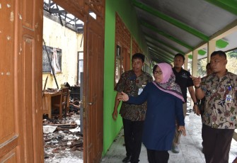  Bupati Tegal Umi Azizah Tinjau Lokasi Kebakaran 