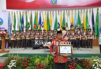 Plt Wali Kota Blitar Santoso Saat Menerima Piala Penghargaan Kota Sehat Dari Kementerian Dalam Negeri di Jakarta