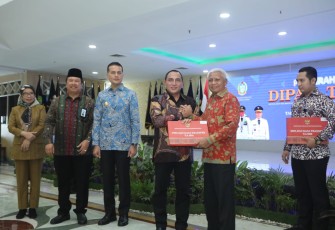 Bupati Asahan Terima Daftar Isian Pelaksanaan Anggaran Dan Transfer Ke Daerah dan Dana Desa Tahun 2020 Dari Gubernur Sumatera Utara Edy Rahmayadi 