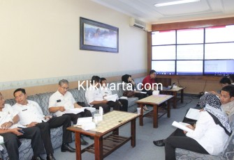 Suasana Pertemuan Internal Disperindag Pemkab Blitar Ketika Membahas Rancangan Perubahan Perda Perumda Savitri Indah