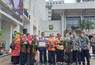 Bupati Blitar Rijanto Saat Berfoto Bersama Seusai Menerima Penghargaan Swasti Saba Wistara