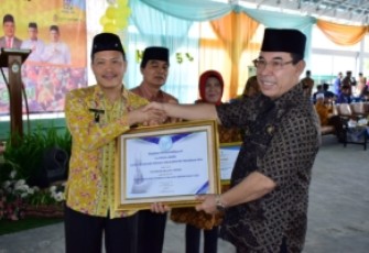 Bupati Rejang Lebong Berikan Penghargaan Pada Kepala Dinas Kesehatan Rejang Lebong 