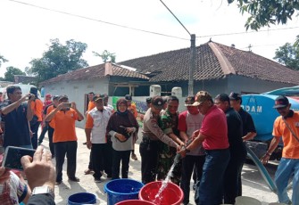 Babinsa Cawas Bantu Distribusikan Air Bersih  