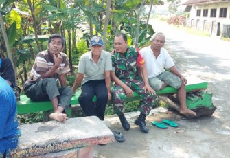 Babinsa Jogonalan Menjalin Keakraban Dengan Warga Binaan   