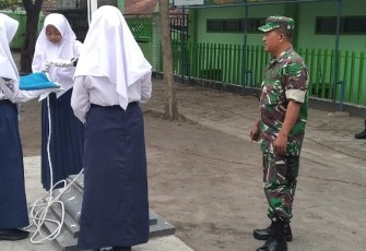Babinsa Manisrenggo Melatih Pengibaran Bendera Siswa SMP   