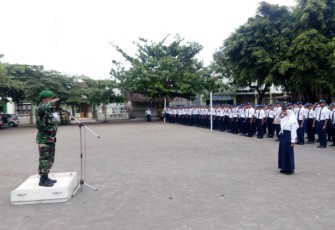 Pupuk Disiplin Siswa Melalui Upacara Bendera  