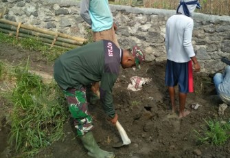 Babinsa Gotong Royong Membuat Talud Dan Gorong-Gorong Bersama Warga Masyarakat