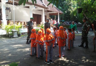SDIT Al Fajri Terima Wasbang Dari Koramil Manisrenggo  