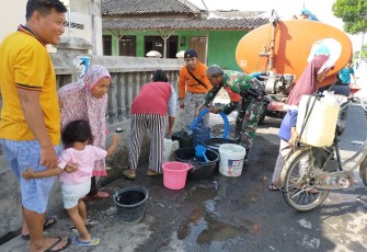 Babinsa Trucuk Bantu Warga Droping Air Bersih   
