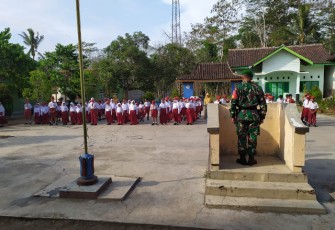 Babinsa Pomah Jadi Inspektur Upacara Bendera   
