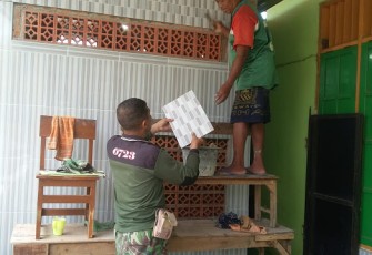 Babinsa Wonosari Karya Bhakti Perbaikan Musholla Al Jamaah