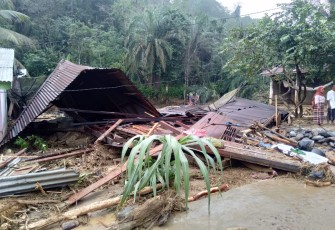 Nampak puing-puing rumah yang tersapu banjir