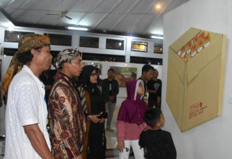 Bupati Batang Wihaji saat melihat karya seni lukisan