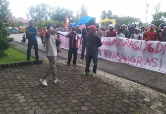 Warga transmigrasi berunjuk rasa didepan Kantor Bupati Aceh Singkil menuntut dikembalikannya lahan mereka yang dikuasai PT.Nafasindo.
