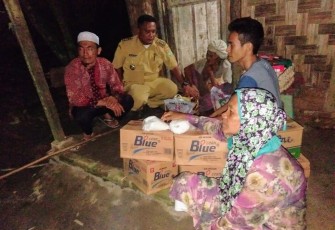 Camat Tinggi Raja Santuni Janda Tua di Desa Terusan Tengah Asahan
