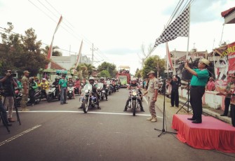 Bupati Blitar Rijanto saat memberangkatkan peserta Pawai Agro Festival tahun 2019