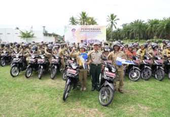 Foto bersama usai penyerahan kendaraan operasional
