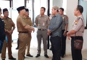 Gubernur Rohidin saat menemui Keluarga Wina