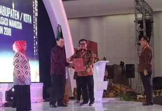 Bupati Kepahiang saat menerima piagam penghargaan dari KemenkumHAM