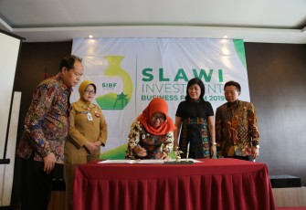 Proses penandatanganan perjanjian antara Bupati Tegal dan Investor