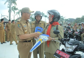 Gubernur Bengkulu Rohidin Mersyah Salurkan Kendaraan Operasional Bagi Penyuluh Pertanian Lapangan Kota Dan Provinsi Bengkulu 
