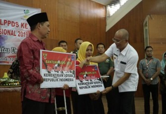 Bupati Bengkulu Selatan Gusnan Mulyadi Salurkan Bantuan Pada Penyandang Disabilitas 