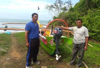 Kepala Desa Selolong Menyerahkan Bantuan Mesin Speed Boat Pada Nelayan 