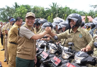 Gubernur Bengkulu Rohidin Mersyah  Bagikan Kendaraan Operasional PPL Mukomuko