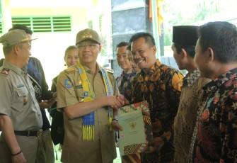 Gubernur Bengkulu Rohidin Mersyah Serahkan 2213 Sertifikat Redistribusi Tanah Pada Warga di Tiga Kecamatan Kabupaten Bengkulu Utara 