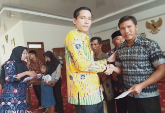 Bupati Kaur Gusril Pausi Salurkan Bantuan Baznas 