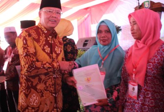 Gubernur Bengkulu Rohidin Mersyah Serahkan 499 Persil Sertifikat Tanah Pada  Warga Kampung Nelayan Sejahtera