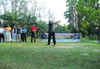 Asisten III Setda Provinsi Bengkulu Gotri Suyanto BukaTurnamen Golf Piala Gubernur Bengkulu 