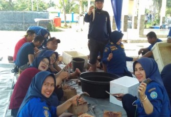 Personil Damkar Kota Bengkulu Gotong Royong Besihkan 14 000 Ekor Ikan Lele 