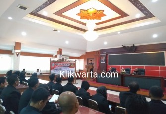 Plt Wali Kota Santoso Saat Menyampaikan Sambutan Diacara Penutupan Diklatpim IV ke 34 Di Pemerintah Kabupaten Blitar 