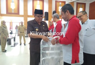 Plt Wali Kota Blitar Santoso Berikan Bantuan Kepada Penyadang Disabilitas 