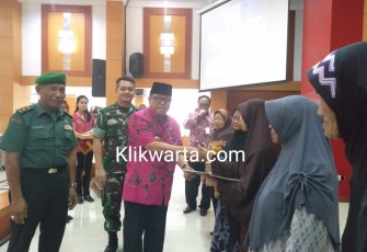 Plt Wali Kota Blitar Santoso Berikan Bantuan Pada Pejuang Kota Blitar  
