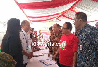 Bupati Blitar Rijanto Saat Meninjau Stan Peserta Mini Job Market Fair di Halaman Disnaker Pemkab Blitar