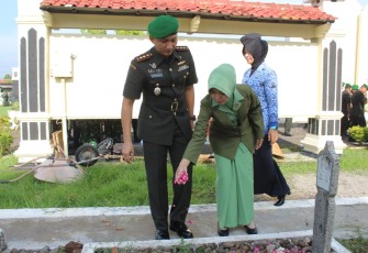 Dandim didampingi ketua Persit menaburkan bunga di TMP Giri Darma