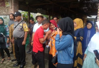  Ganda Dan Eli Kedua Orang Tua Aisyah Bocah Pengidap Hidrosefalus Tampak Terharu Saat Akan Berangkat Menuju RS Adam Malik Medan Untuk Menjalani Operasi Lanjutan
