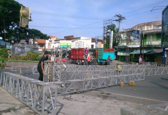 Pemasangan panggung hiburan menyambut tahun baru 2020