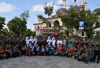 Foto bersama Usai Melakukan Bersih Bersih Masjid 