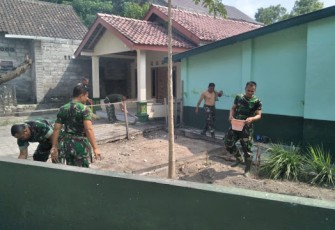  Babinsa Koramil12 Manisrenggo Pembersihan Pangkalan   