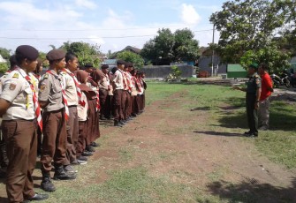 Danramil Wonosari Berikan Wasbang Kepada Siswa Pramuka   