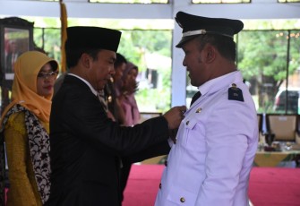 Bupati Wihaji saat menyematkan pin untuk kades terpilih