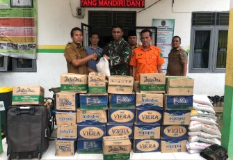 Penyerahan bantuan untuk korban banjir